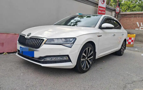 Skoda Superb III рестайлинг, 2022 год, 2 050 000 рублей, 1 фотография