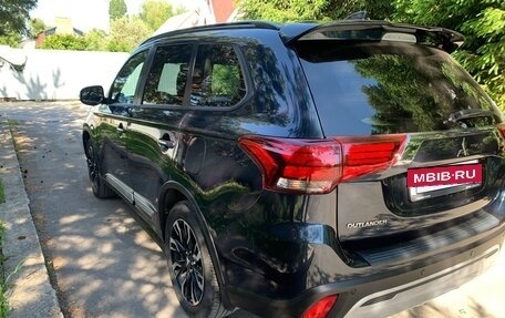 Mitsubishi Outlander III рестайлинг 3, 2022 год, 2 450 000 рублей, 4 фотография