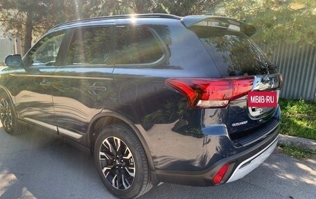Mitsubishi Outlander III рестайлинг 3, 2022 год, 2 450 000 рублей, 3 фотография