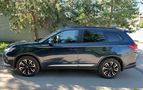 Mitsubishi Outlander III рестайлинг 3, 2022 год, 2 450 000 рублей, 2 фотография