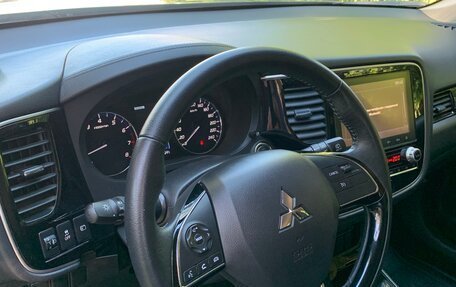 Mitsubishi Outlander III рестайлинг 3, 2022 год, 2 450 000 рублей, 6 фотография