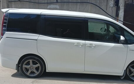 Toyota Noah III, 2019 год, 2 900 000 рублей, 3 фотография