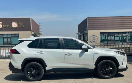 Toyota RAV4, 2021 год, 3 000 000 рублей, 4 фотография
