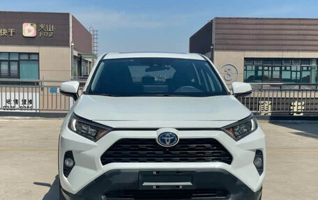 Toyota RAV4, 2021 год, 3 000 000 рублей, 2 фотография