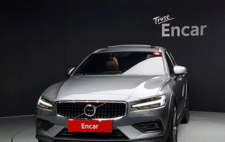 Volvo V60 Cross Country II, 2021 год, 3 490 000 рублей, 3 фотография