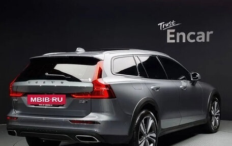 Volvo V60 Cross Country II, 2021 год, 3 490 000 рублей, 2 фотография