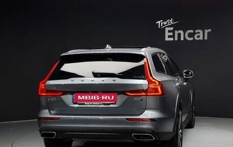 Volvo V60 Cross Country II, 2021 год, 3 490 000 рублей, 4 фотография