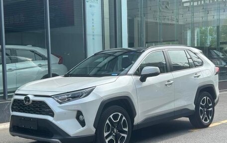 Toyota RAV4, 2021 год, 2 860 000 рублей, 2 фотография