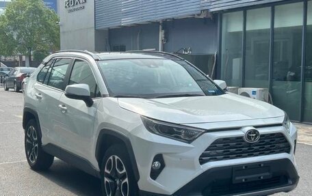 Toyota RAV4, 2021 год, 2 860 000 рублей, 3 фотография