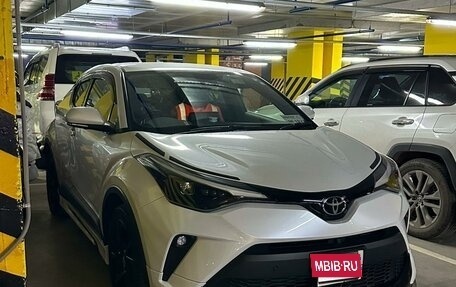Toyota C-HR I рестайлинг, 2022 год, 2 900 000 рублей, 10 фотография