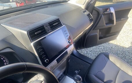 Toyota Land Cruiser Prado 150 рестайлинг 2, 2022 год, 5 200 000 рублей, 6 фотография