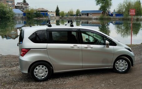 Honda Freed I, 2010 год, 800 000 рублей, 3 фотография
