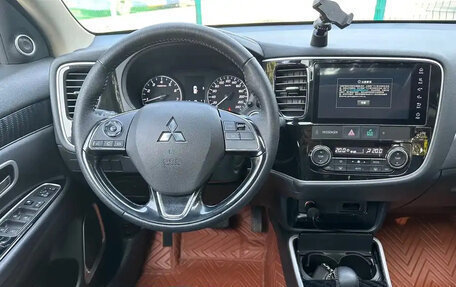 Mitsubishi Outlander III рестайлинг 3, 2022 год, 1 755 000 рублей, 10 фотография