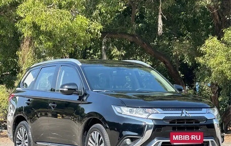 Mitsubishi Outlander III рестайлинг 3, 2022 год, 1 755 000 рублей, 3 фотография