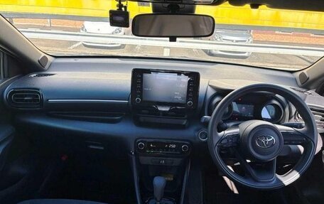 Toyota Yaris, 2021 год, 745 000 рублей, 11 фотография