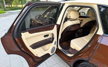 Bentley Bentayga I, 2016 год, 9 900 000 рублей, 13 фотография