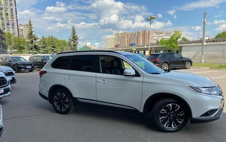 Mitsubishi Outlander III рестайлинг 3, 2022 год, 2 300 000 рублей, 2 фотография