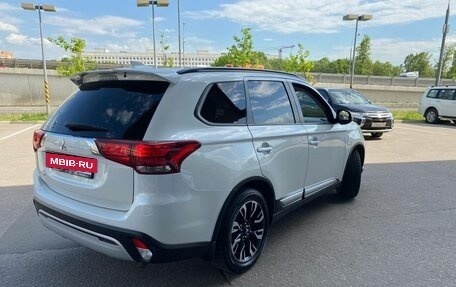 Mitsubishi Outlander III рестайлинг 3, 2022 год, 2 300 000 рублей, 3 фотография