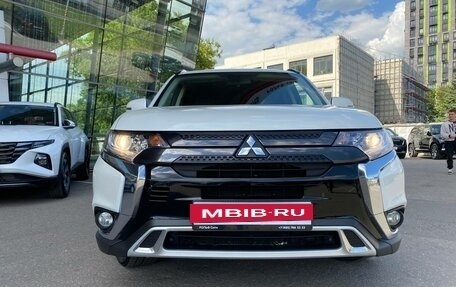 Mitsubishi Outlander III рестайлинг 3, 2022 год, 2 300 000 рублей, 5 фотография