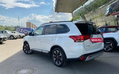 Mitsubishi Outlander III рестайлинг 3, 2022 год, 2 300 000 рублей, 4 фотография