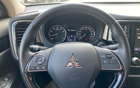 Mitsubishi Outlander III рестайлинг 3, 2022 год, 2 300 000 рублей, 6 фотография
