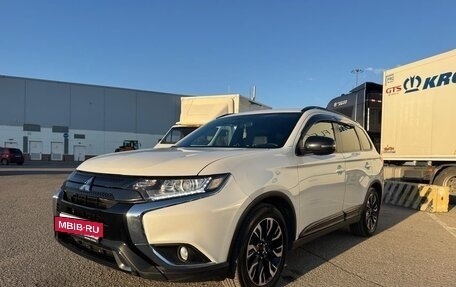 Mitsubishi Outlander III рестайлинг 3, 2021 год, 2 900 000 рублей, 3 фотография