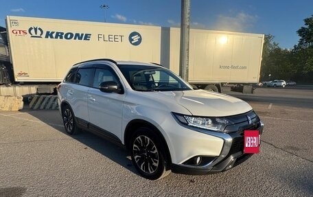 Mitsubishi Outlander III рестайлинг 3, 2021 год, 2 900 000 рублей, 2 фотография