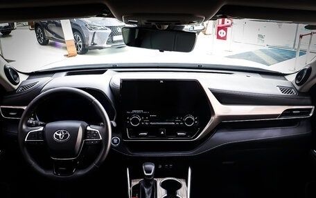 Toyota Highlander, 2024 год, 5 990 000 рублей, 13 фотография