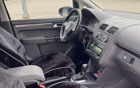 Volkswagen Touran III, 2011 год, 970 000 рублей, 4 фотография