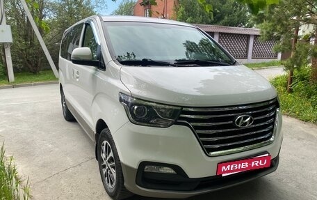 Hyundai Grand Starex Grand Starex I рестайлинг 2, 2018 год, 4 300 000 рублей, 2 фотография