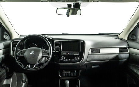 Mitsubishi Outlander III рестайлинг 3, 2018 год, 1 979 000 рублей, 13 фотография