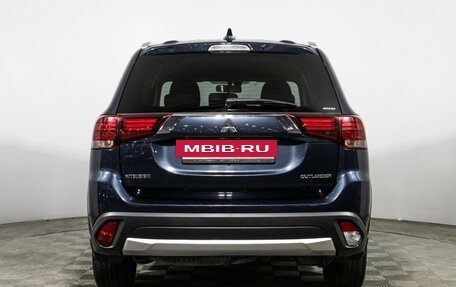 Mitsubishi Outlander III рестайлинг 3, 2018 год, 1 979 000 рублей, 6 фотография