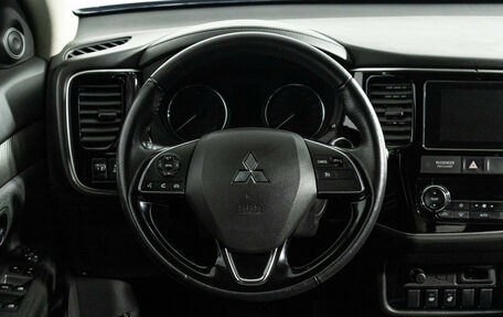 Mitsubishi Outlander III рестайлинг 3, 2018 год, 1 979 000 рублей, 19 фотография