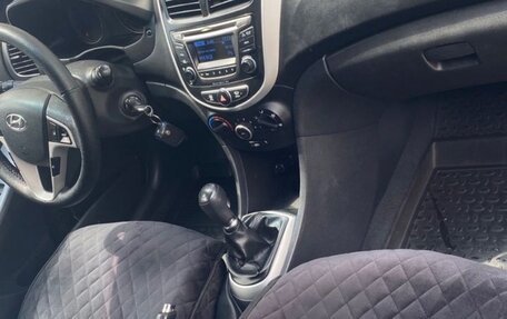 Hyundai Solaris II рестайлинг, 2012 год, 850 000 рублей, 18 фотография