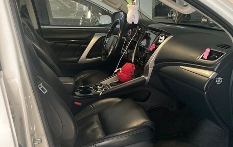 Mitsubishi Pajero Sport III рестайлинг, 2018 год, 3 992 000 рублей, 3 фотография