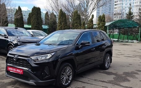 Toyota RAV4, 2021 год, 3 200 000 рублей, 9 фотография