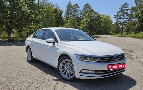 Volkswagen Passat B8 рестайлинг, 2015 год, 1 850 000 рублей, 2 фотография