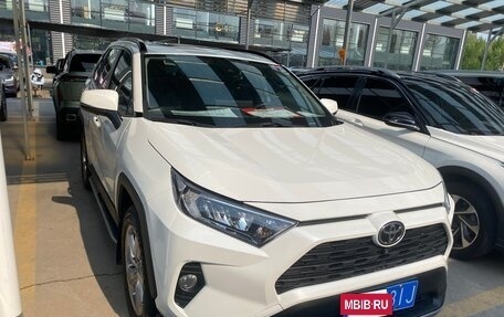 Toyota RAV4, 2020 год, 1 980 000 рублей, 2 фотография
