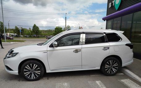Mitsubishi Outlander III рестайлинг 3, 2022 год, 2 890 000 рублей, 5 фотография
