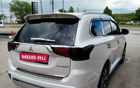 Mitsubishi Outlander III рестайлинг 3, 2022 год, 2 890 000 рублей, 2 фотография