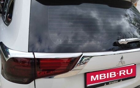 Mitsubishi Outlander III рестайлинг 3, 2022 год, 2 890 000 рублей, 7 фотография