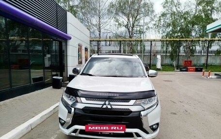 Mitsubishi Outlander III рестайлинг 3, 2022 год, 2 890 000 рублей, 11 фотография