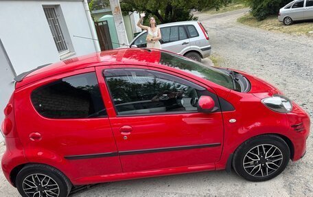 Peugeot 107 I рестайлинг, 2011 год, 650 000 рублей, 2 фотография