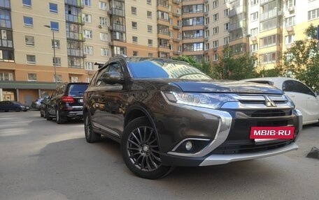 Mitsubishi Outlander III рестайлинг 3, 2016 год, 1 999 999 рублей, 4 фотография