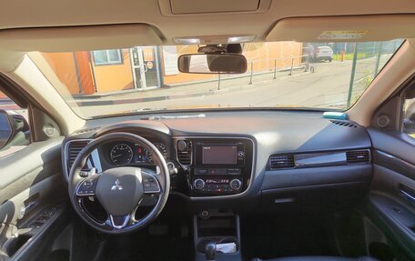 Mitsubishi Outlander III рестайлинг 3, 2016 год, 1 999 999 рублей, 13 фотография