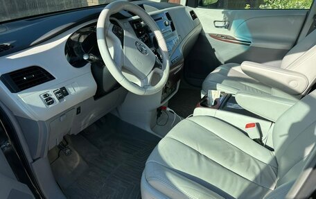 Toyota Sienna III, 2011 год, 2 300 000 рублей, 2 фотография