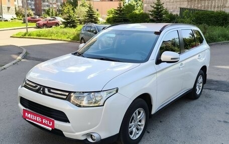 Mitsubishi Outlander III рестайлинг 3, 2013 год, 1 550 000 рублей, 2 фотография