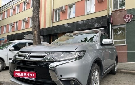 Mitsubishi Outlander III рестайлинг 3, 2016 год, 1 950 000 рублей, 2 фотография