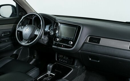 Mitsubishi Outlander III рестайлинг 3, 2020 год, 2 400 000 рублей, 11 фотография