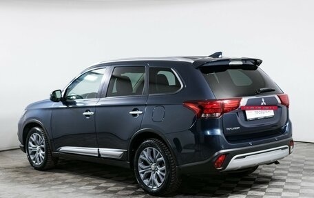 Mitsubishi Outlander III рестайлинг 3, 2020 год, 2 400 000 рублей, 7 фотография